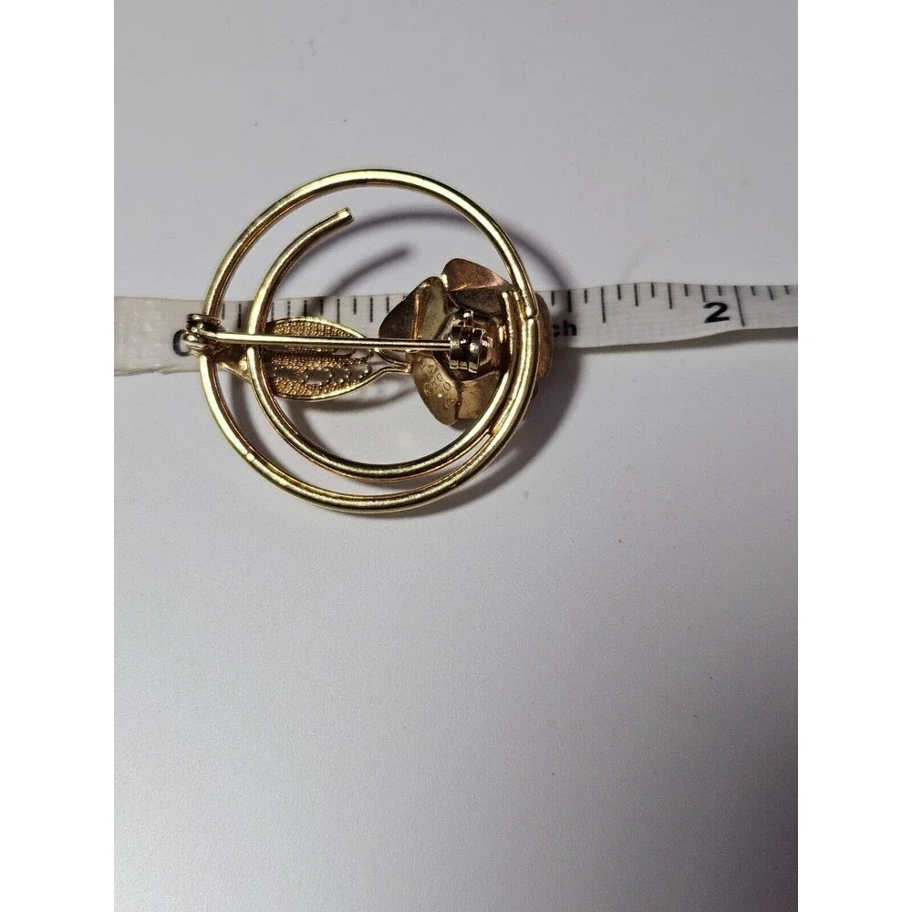 Vintage Sarah Coventry gold tone circular brooch